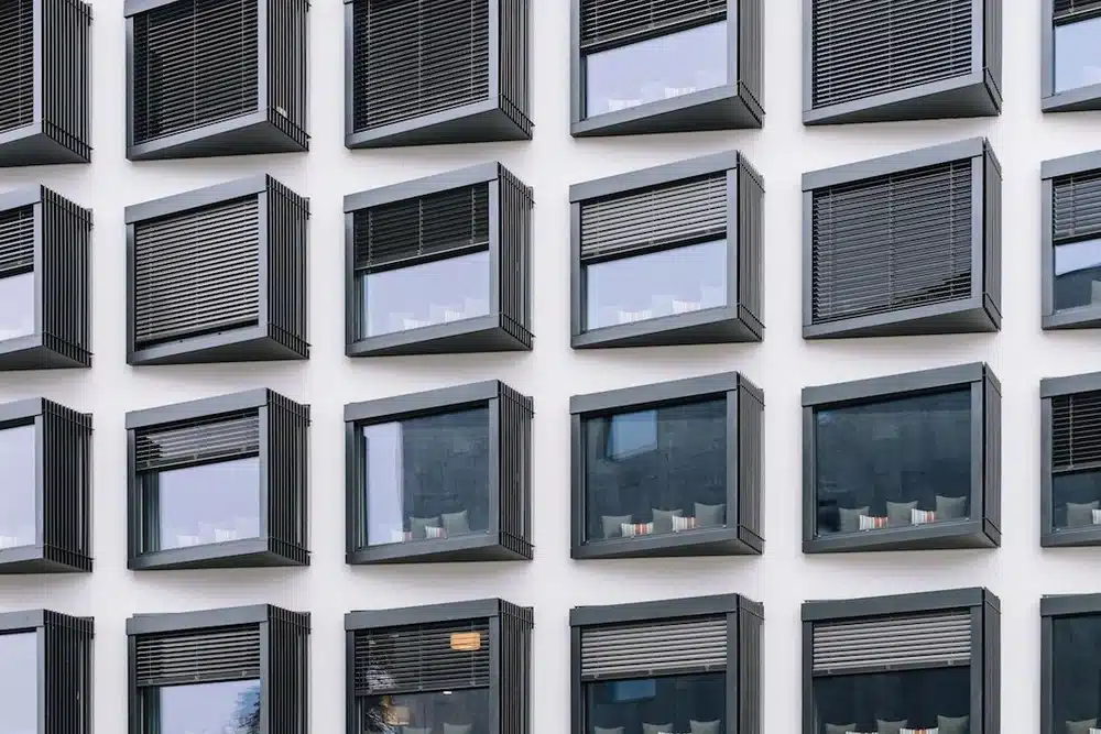 perfiles de aluminio en ventanas fachada edificio